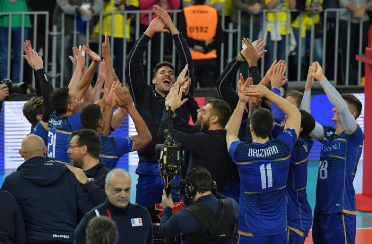 L'équipe de France de volley fête sa victoire lors de la demi-finale contre le Canada, le 7 juillet 2017 à Curitiba, au Brésil