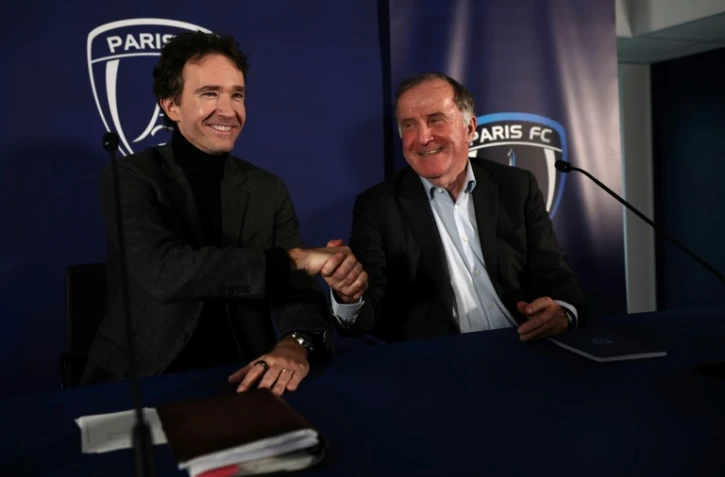 Antoine Arnault (à gauche) et le président du Paris FC Pierre Ferracci le 20 novembre 2024 lors d'une conférence de presse à Orly. Le rachat du club de parisien par la holding familiale de Bernard Arnault a été officialisé vendredi au terme de six semaines de négociations exclusives