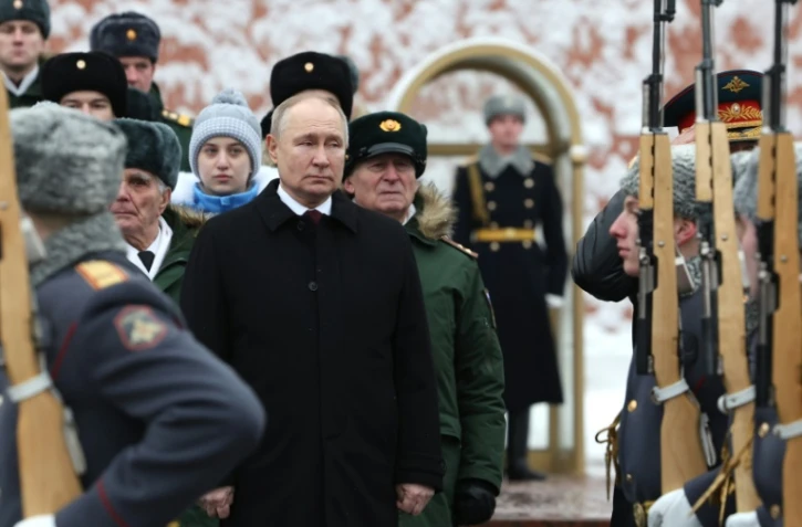 Le président russe Vladimir Poutine assiste à une cérémonie de dépôt de gerbes sur la tombe du soldat inconnu à l'occasion de la journée célébrant les forces armées russes, à Moscou, le 23 février 2024