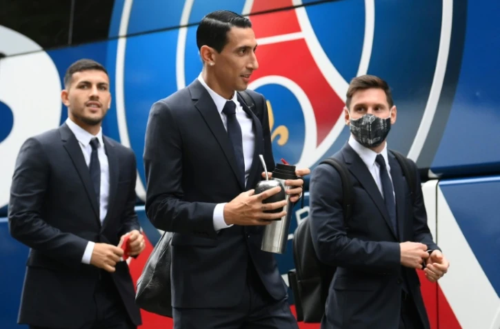 Les joueurs du PSG Leandro Paredes, Angel Di Maria et Lionel Messi en costume Dior le 19 septembre 2021 à leur arrivée au Parc des Princes à Paris