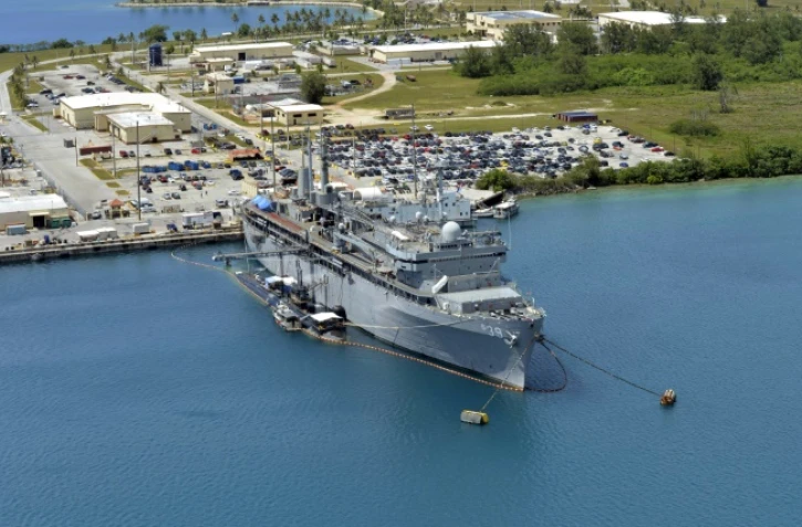 Photo obtenue auprès du ministère américain de la Défense montrant le ravitailleur de sous-marins USS Emory S. Land et le sous-marin nucléaire d'attaque USS Topeka à Polaris Point (Guam) le 19 avril 2017