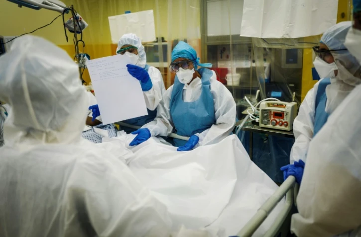 Equipe médicale autour d'un malade du Covid-19 en soins intensifs le 9 avril 2020 à l'hôpital franco-britannique de Levallois-Perret