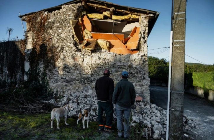 Des habitants du Teil (Ardèche) inspectent le 12 novembre 2019 les dégâts causés par le séisme de la veille