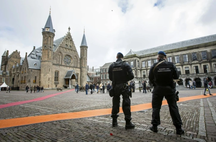 La police militaire hollandaise monte la garde lors d'une patrouille à La Haye, le 23 mars 2016