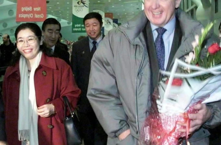 Hein Verbruggen, ancien président de l'Union cycliste internationale et membre du Comité international olympique, arrivant à l'aéroport de Pékin, le 20 février 2001