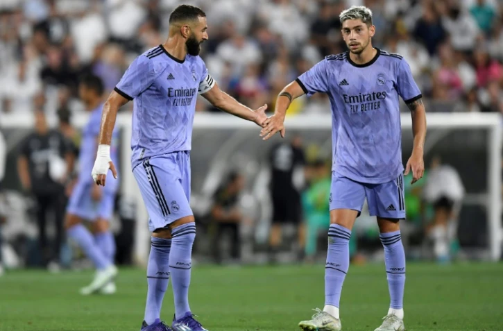 Le capitaine du Real Madrid Karim Benzema avec Federico Valverde lors de la victoire contre la Juventus en match de pré-saison au Rose Bowl le 30 juillet 2022 en Californie 