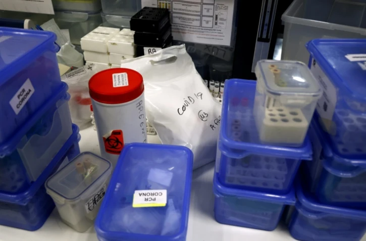 Echantillons prélevés sur des personnes pouvant être malades du Covid-19 et en attente d'être analysés dans un laboratoire à Levallois-Perret, près de Paris, le 22 avril 2020