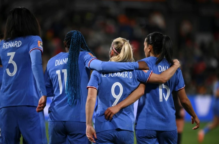 (De à d) Les Françaises Wendie Renard, Kadidiatou Diani, Eugénie Le Sommer, après le quatrième but contre le Maroc au Mondial, le 8 août 2023 à Adélaïde.