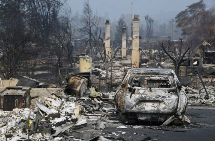 Une voiture et des maisons détruites par le feu à Talent (Oregon) le 15 septembre 2020