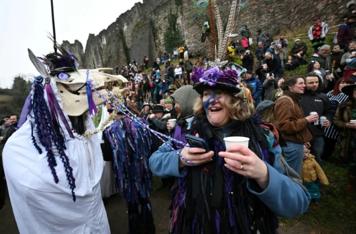 Des participants à la fête traditionnelle du wassail à Chepstow au Pays de Galles, le 18 janvier 2025