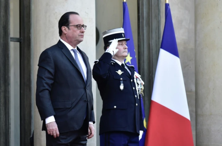 Le président François Hollande, s'apprêtant à recevoir à l'Elysée le président guinéen Alpha Condé, le 11 avril 2017