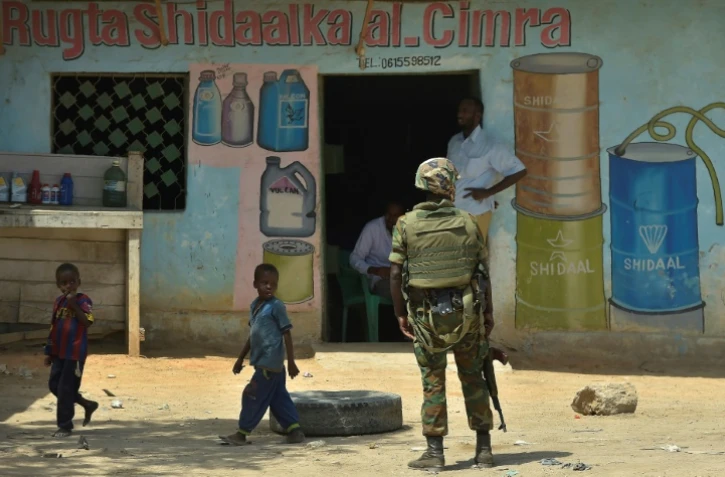 Un soldat de la force de l'Union africaine patrouille dans les rues de Kismayo le 15 novembre 2016.