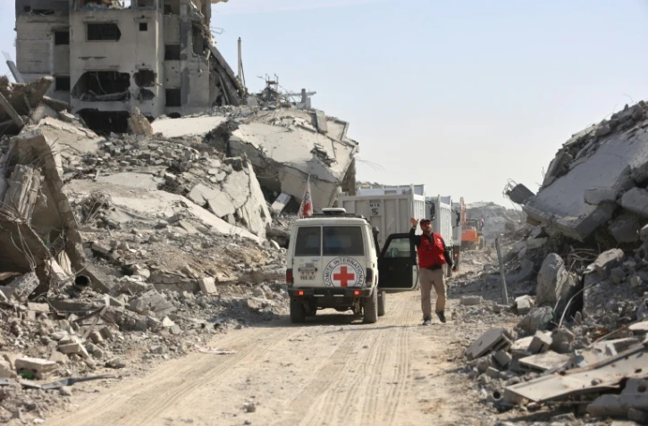 Un membre de la Croix Rouge parmi les décombres à Gaza, le 2 novembre 2025