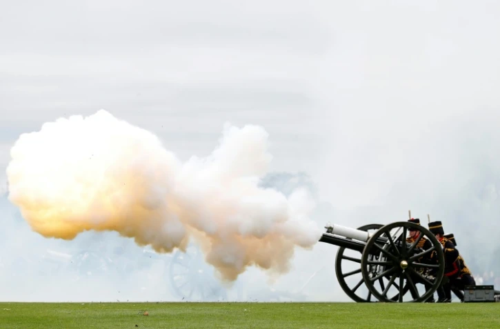 Tirs de coups de canon en l'honneur du nouveau fils du Prince William et de son épouse Kate. Le 24 avril 2018