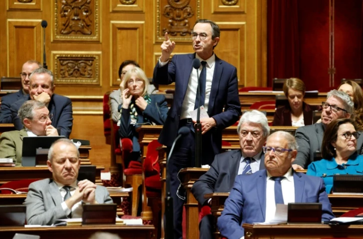Le patron du groupe "Les Républicains" au Sénat Bruno Retailleau (C) rend la parole lors de l'examen du projet de loi immigration à Paris le 7 novembre 2023