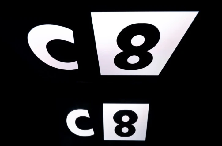 Le logo de la chaîne de télévision "C8", affiché sur l'écran d'une tablette à Paris, le 26 mars 2019