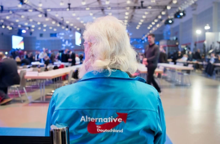 Un membre de la sécurité du parti anti-immigration AfD  au congrès du parti à Hanovre le 2 décembre 2017