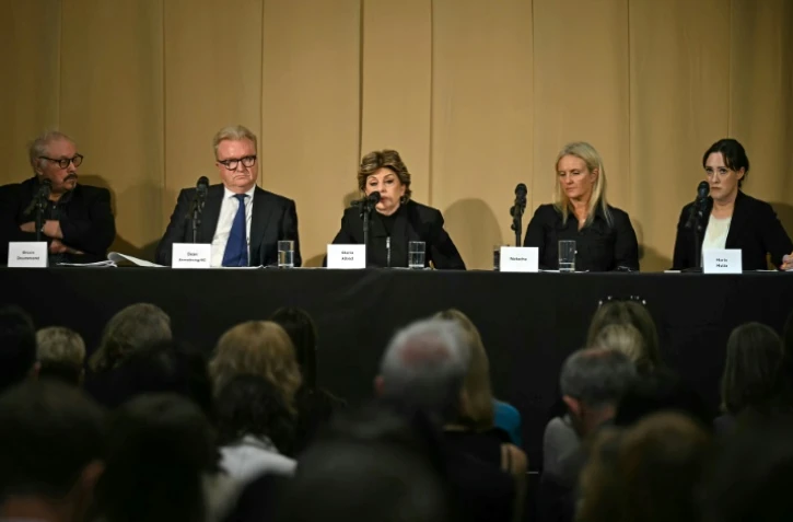 (g-d) L'équipe d'avocats présentée dans l'enquête de la BBC intitulée "Al-Fayed: un prédateur chez Harrods", Bruce Drummond, Dean Armstrong, Gloria Allred et Maria Mulla et une victime présumée, Natacha (2e d) lors d'une conférence de presse à Londres, le 20 septembre 2024