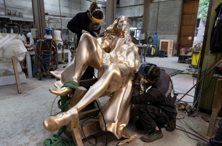 Des ouvriers travaillent sur une statue en bronze de Molière, à la fonderie Coubertin à Saint-Rémy-les-Chevreuse, dans les Yvelines, le 15 mai 2022
