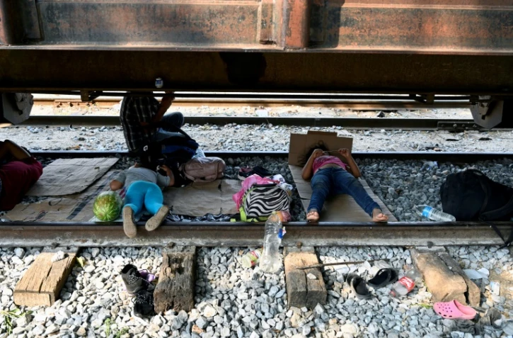 Des migrants d'Amérique centrale se reposent sur la voie ferrée à Arriaga, (sud du Mexique=, le 26 avril 2019