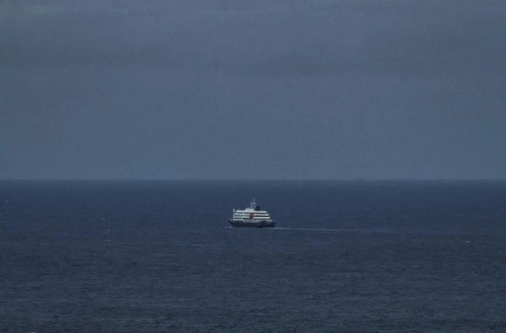 Le navire de croisière MV Hondius, touché par un foyer d'hantavirus, le 6 mai 2026 au large du port de Praia, au Cap-Vert