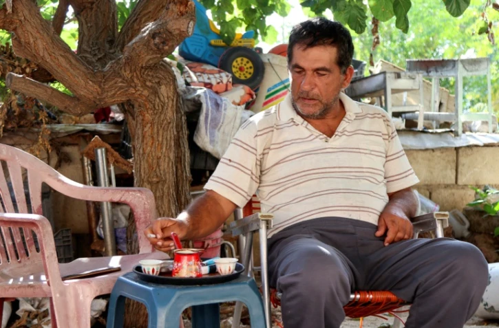 Un homme boit son café à Qlayaa, village chrétien du sud du Liban, le 10 octobre 2024