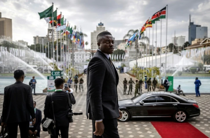 Un garde du corps attend la sortie du président ghanéen Nana Akufo-Addo devant le Centre international de conférences Kenyatta de Nairobi, où se déroule le sommet africain sur le climat, le 5 septembre 2023