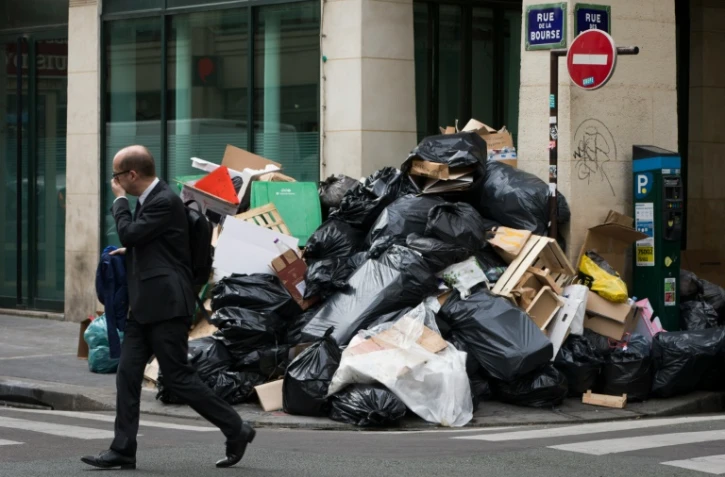 Les ordures s'amoncellent dans les rues de Paris le 10 juin 2016