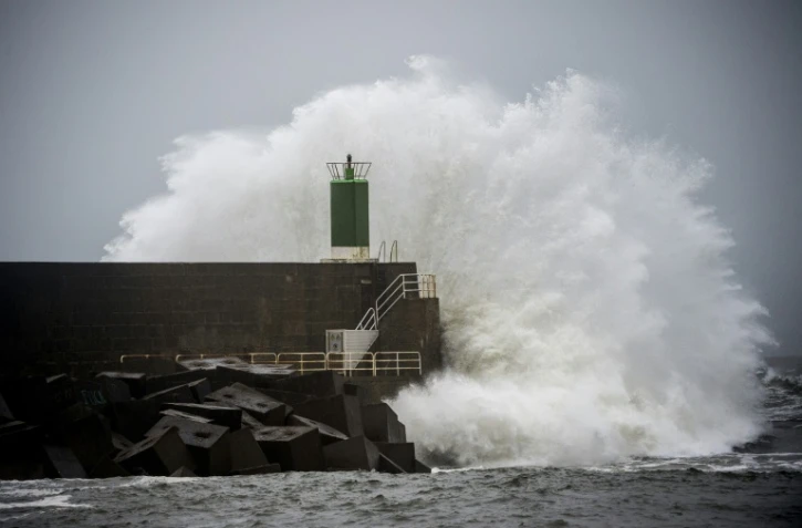Fortes vagues sur la jetée du port d'A Guarda durant la tempête Fabien, le 21 décembre 2019 en Espagne