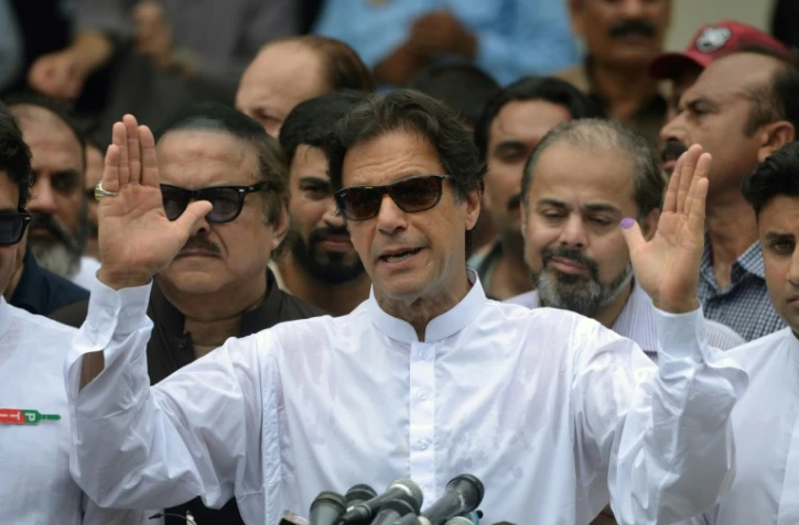 L'ex-champion de cricket et homme politique pakistanais Imran Khan parle aux journalistes après avoir voté pour les élections législatives, à Islamabad le 25 juillet 2018