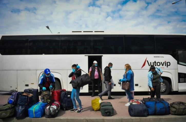 Des saisonniers roumains en partance pour le Royaume-Uni arrivent à l'aéroport de Bucarest le 30 avril 2020