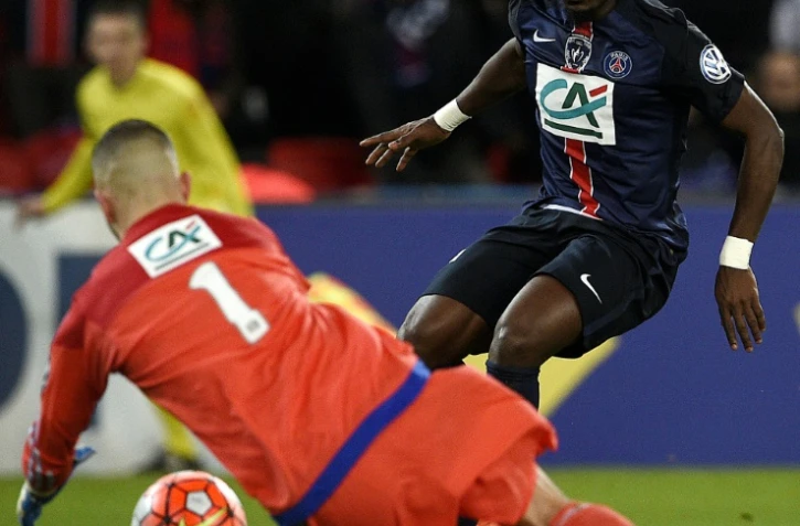 Le défenseur du PSG Serge Aurier (d) face au gardien de Lyon Anthony Lopes en Coupe de France, le 10 février 2016 au Parc des Princes