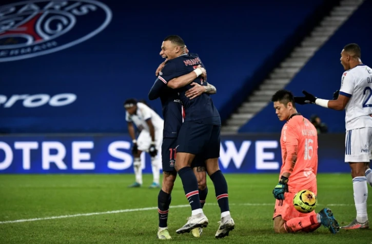 Kylian Mbappe dans les bras d'Angel Di Maria après avoir inscrit le 2e but du PSG contre Strasbourg au Parc des Princes, le 23 décembre 2020