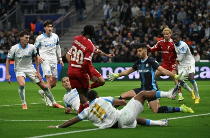 Un centre du joueur de Liverpool Jeremie Frimpong est dévié dans son propre but par le gardien de l'OM Geronimo Rulli, en Ligue des champions, le 21 janvier 2026 au Vélodrome