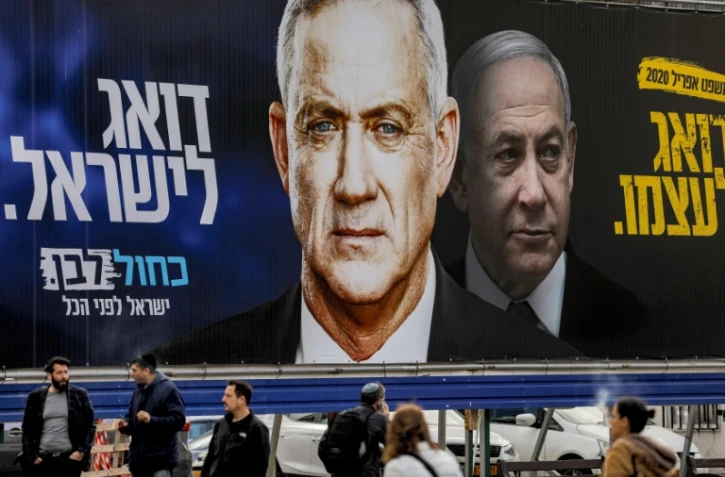 Une affiche de campagne de Benny Gantz, chef de la formation centriste "Bleu-Blanc", à Ramat Gan dans la banlieue est de Tel Aviv, le 1er mars 2020