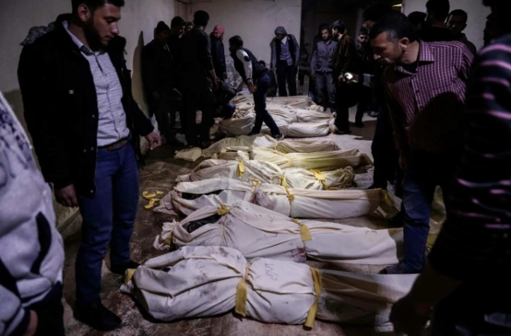 Les corps de victimes d'un bombardement du gouvernement, le 3 avril 2017, à Douma, en Syrie
