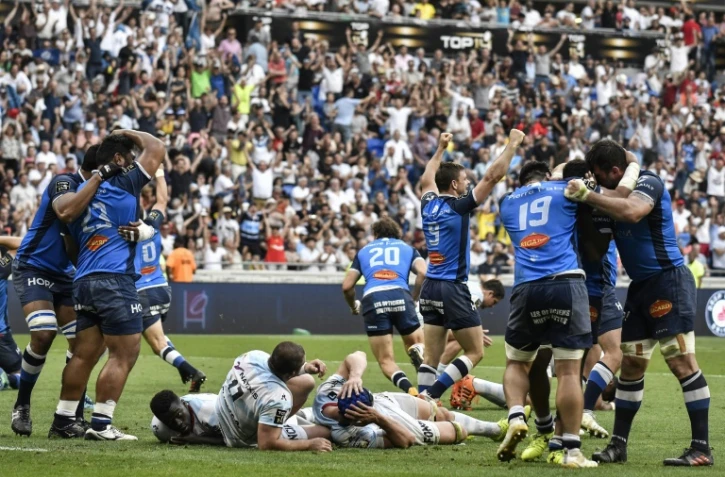 Les joueurs de Castres se congratulent après leur qualification pour la finale de Top 14 en battant le Racing 92, le 26 mai 2018