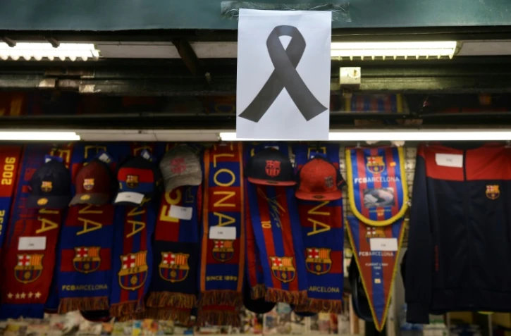 Ruban noir en signe de deuil dans un kiosque de Barcelone, où sont vendues des écharpes du FC Barcelone, le 18 août 2017 