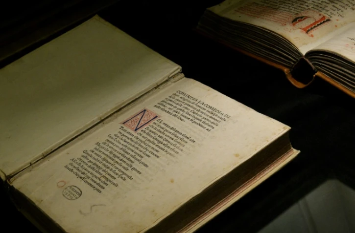 La première édition imprimée de "La Divine Comédie" de Dante lors d'une exposition à Rome? le 30 mars 2016