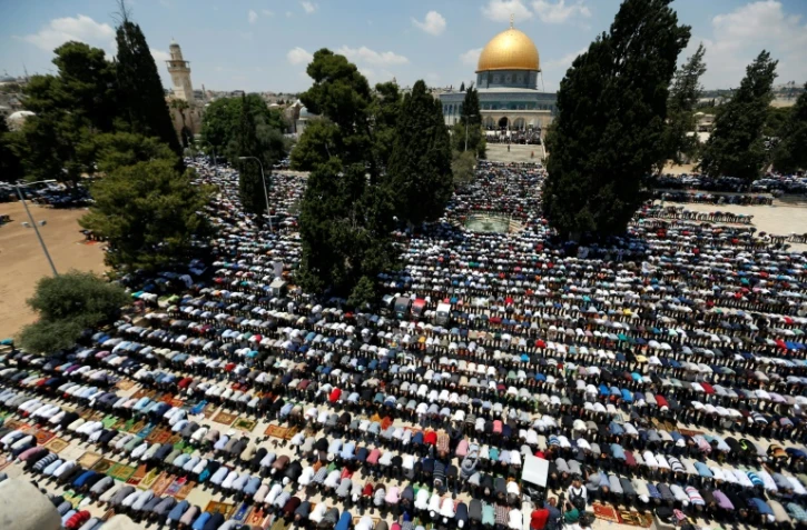 Des musulmans palestiniens prennent part à la première prière du vendredi du mois sacré de ramadan sur l'esplanade des Mosquées à Jérusalem, le 2 juin 2017