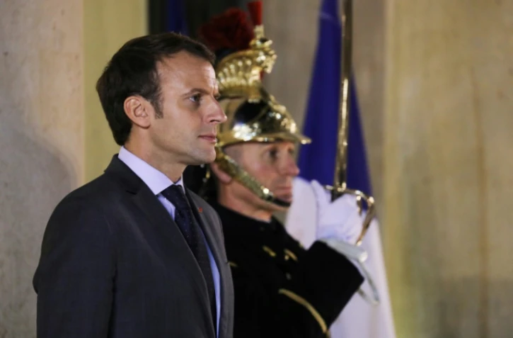 Emmanuel Macron, debout sur le perron de l'Elysée, le 20 novembre 2017