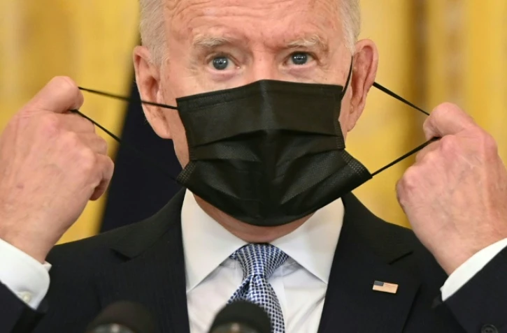 Le président américain Joe Biden enlève son masque avant un discours à la Maison Blanche, le 29 juillet 2021