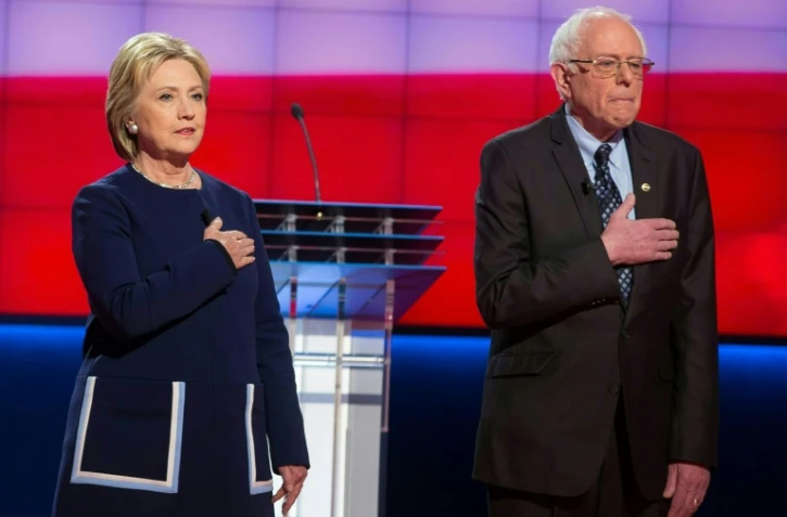 Les deux candidats à la primaire démocrate, Hillary Clinton (gauche) et Bernie Sanders (droite), avant un débat à Flint, Michigan, le 6 mars 2016