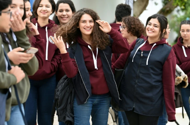 Siwar Tebourbi (c) entourée par d'autres lycéennes, le 30 novembre 2017 à Bizerte, en Tunisie