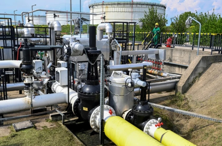 L'arrivée de l'oléoduc Droujba, qui relie la Russie à la Hongrie, le 5 mai 2022 dans la raffinerie de la compagnie pétrolière hongroise MOL à Szazhalombatta, près de Budapest