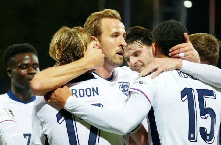 Harry Kane (c) et ses coéquipiers qualifiés pour le Mondial-2026 après la victoire de l'Angletterre en Lettonie,le 14 octobre 2025 à Riga