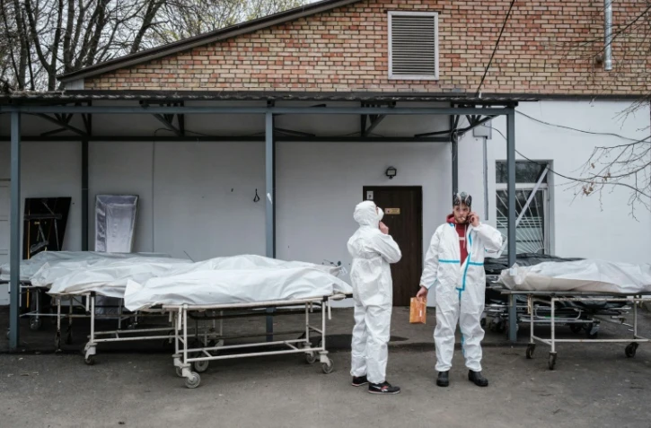 Devant la morgue de Boutcha, en Ukraine, le 19 avril 2022