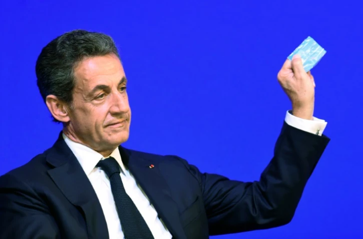 L'ancien président de la République Nicolas Sarkozy vote lors du Conseil national des Républicains à Paris le 7 novembre 2015