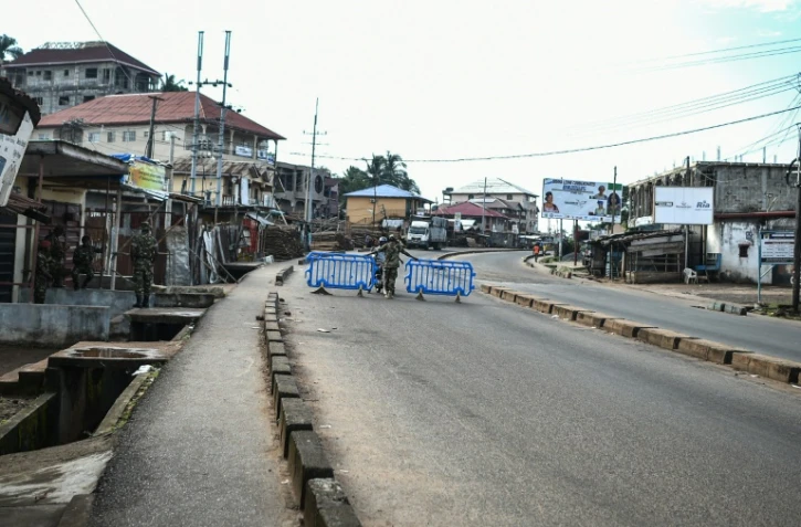 Des militaires bloquent une rue Ă Freetown, le 26 novembre 2023