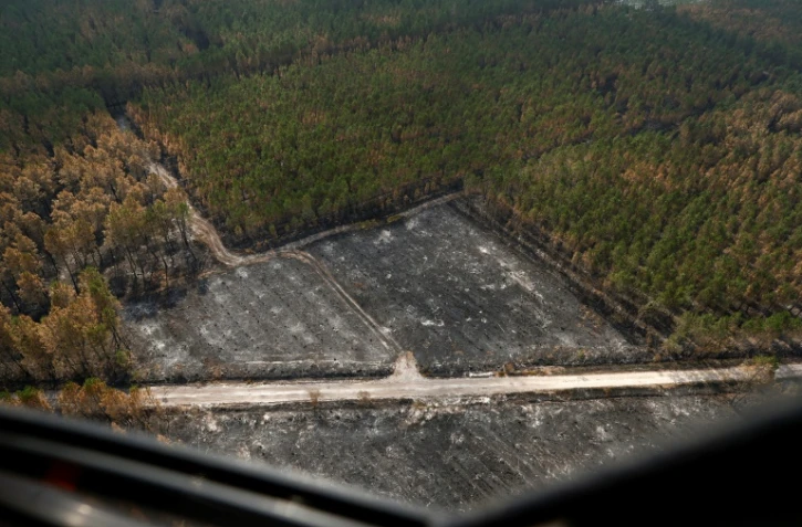 Vue aérienne depuis un hélicoptère du Service départemental d'incendie et de secours (SDIS 33) des ravages causés par un incendie à Landiras, le 23 juillet 2022 